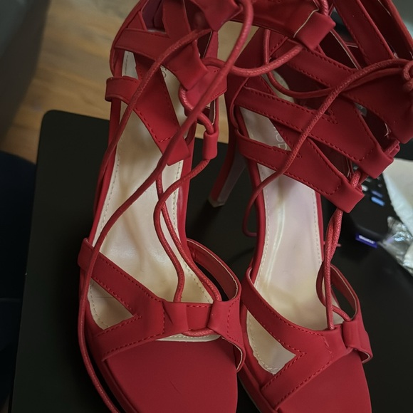 These are perfect for the summer and very sexy with zip up in the back. Size 10 - Picture 4 of 6